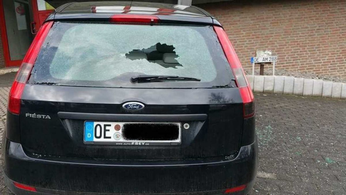 Auch die Heckscheibe des Ford Fiesta von Tobias Bernd wurde zertrümmert. von s: Barbara Sander-Graetz
