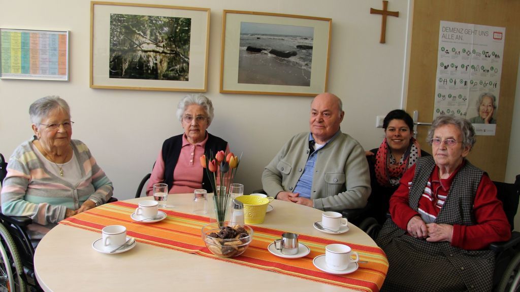 Ursula Pfeifer, Ruth Schwarz, Bernd König und Agnes Vollmer (von links) sind sich im Gespräch mit Tanja Hilden (2. von rechts) einig, dass im St.- Franziskus-Seniorenhaus alles für ein „Alter in Würde“ getan wird. von St.-Franziskus-Seniorenhaus Elspe