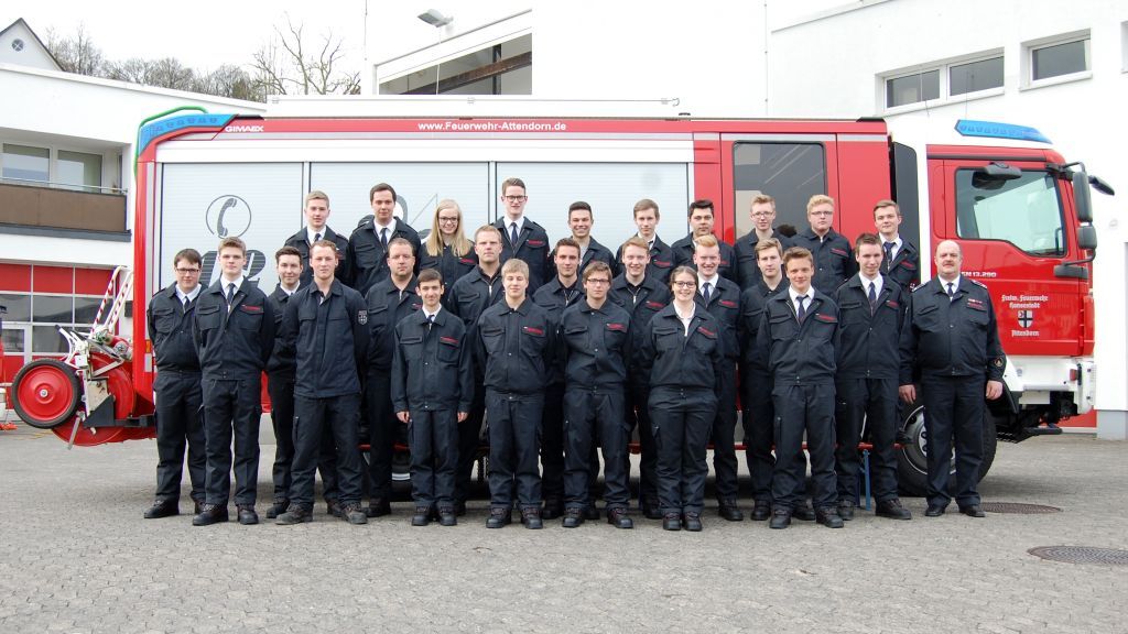 Die erfolgreichen Lehrgangsteilnehmer der Attendorner Feuerwehr posierten nach dem ersten Teil der Grundausbildung für ein Gruppenfoto.