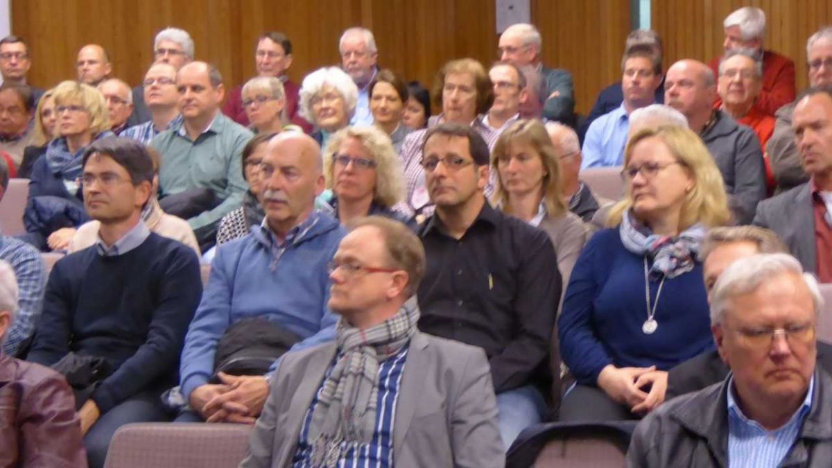 Rund 130 Bürger hörten sich die Vorschläge für den Standort des neuen Rathauses in Olpe an, brachten eigene Ideen ein und diskutierten mit den Experten. von s: Rüdiger Kahlke