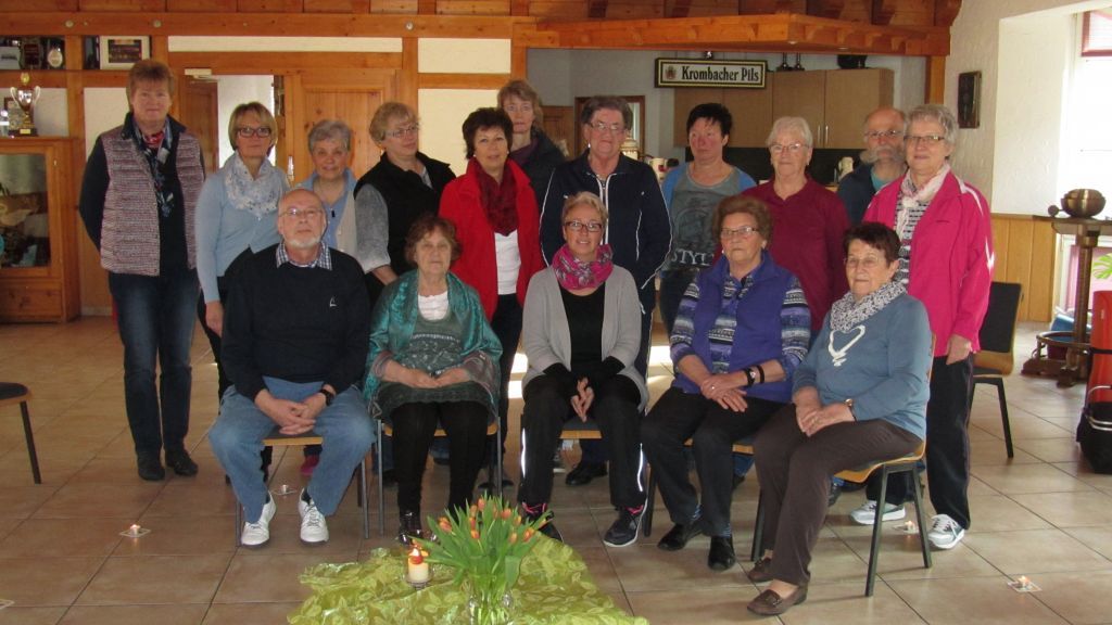 Das Foto zeigt Ilona (4. von links) und Franz-Josef Bröcher (3. von rechts) mit den 14 Teilnehmern des Meditationstags in der Dorfgemeinschaftshalle Möllmicke.