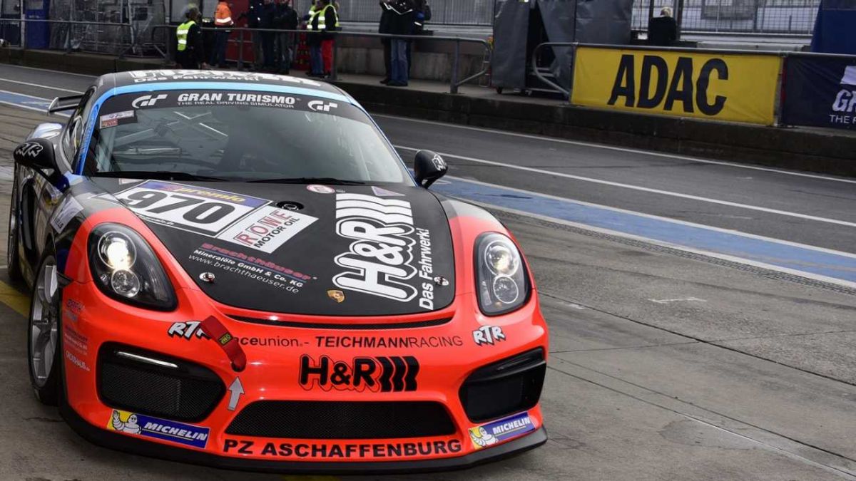 Eine schlechte Startplatzierung nach einen Unfall im Qualifying galt es wettzumachen. von s: Peter Burggraf, privat, Teamgraf Team Teichmann Racing