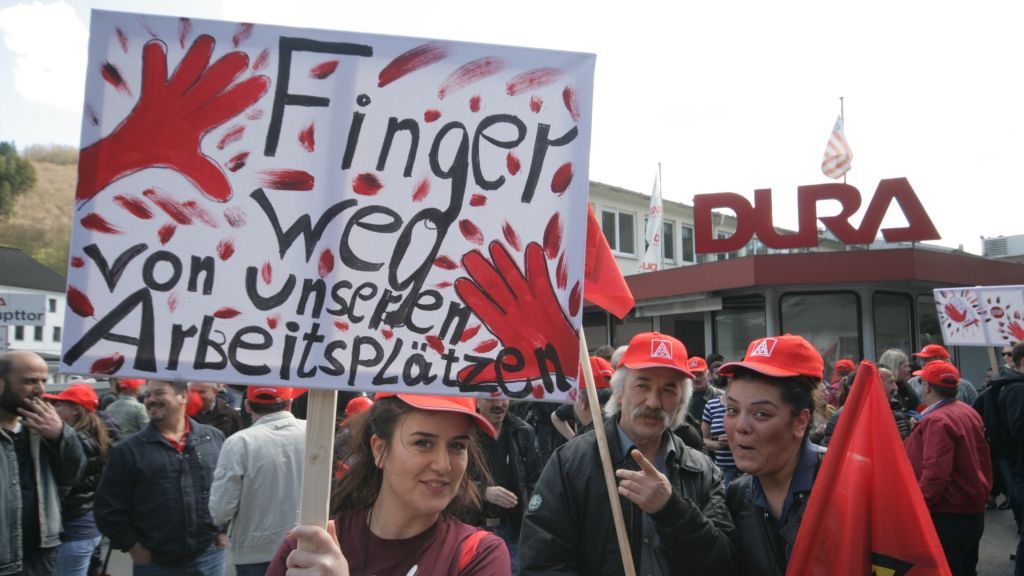 Die Demonstranten richteten klare Botschaften in Richtung des Automobilzulieferers Dura. von s: Rüdiger Kahlke