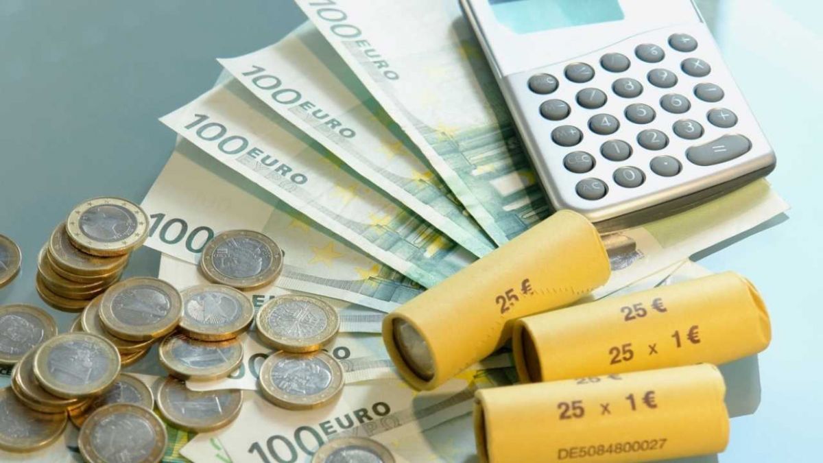Die Mehrheit der regionalen Einzelhändler sieht die derzeitigen Überlegungen zur Einführung einer Bargeldobergrenze von 5000 Euro in Deutschland äußerst kritisch. von Symbol IHK Siegen