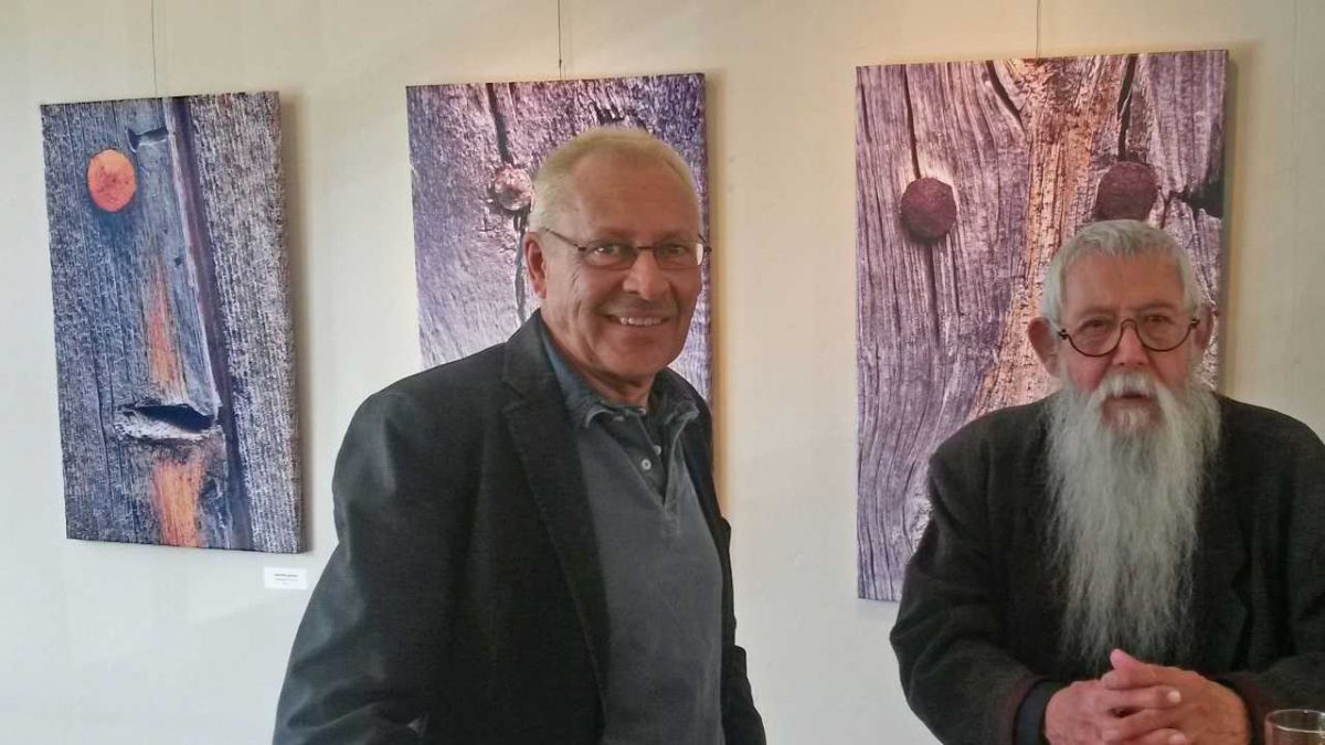 Kunst-Professor Will Sensen, rechts, (früher Universität Wuppertal) würdigte Machels Werk bei der letzten Vernissage in Menden. von s: privat