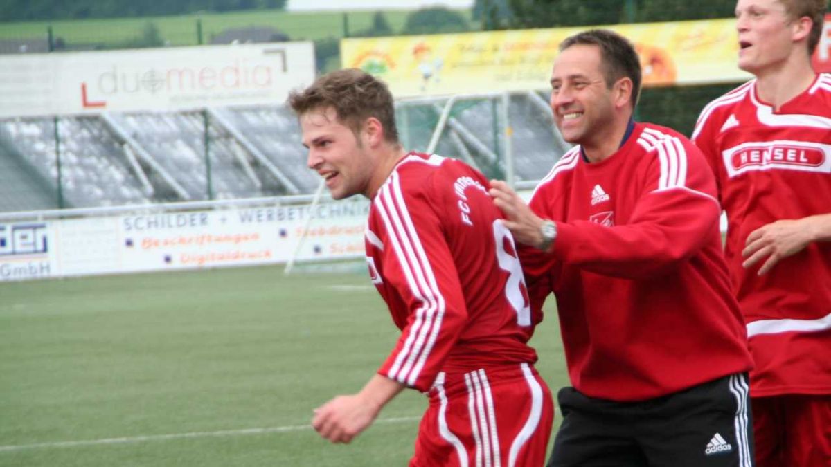 Michael Kurzeja (Mitte) trainiert mittlerweile den Bezirksligisten FC Kirchhundem. von privat