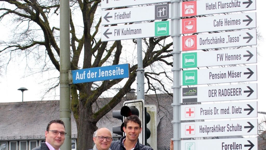 Der Beigeordnete Karsten Schürheck (links) und Clemens Lüdtke, Leiter der Touristeninformation Lennestadt & Kirchhundem, stellten das neue System zur Beschilderung in Saalhausen vor.