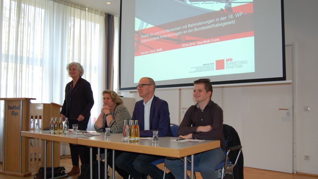 Petra Crone gemeinsam mit ihren Gästen: Kerstin Tack, Andreas Mönig und André Völker (von links nach rechts). von Daniel Heinz