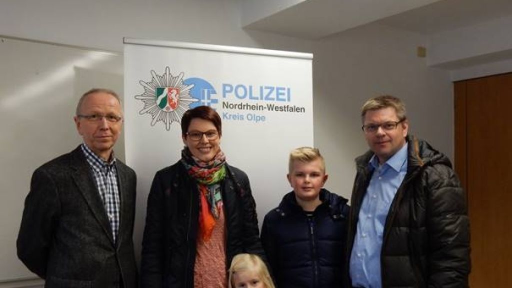 Familie Schneider aus Attendorn mit Kriminaloberrat Jürgen Sterk (links). von Kreispolizeibehörde Olpe