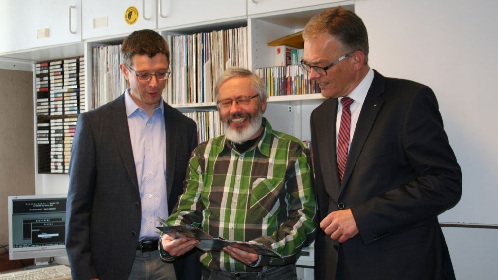 Jonny Böhm (Mitte), Bernd Kramer (rechts) und Christof Blume bei der Unterschrift zur Verlängerung des Sponsoring-Vertrags.