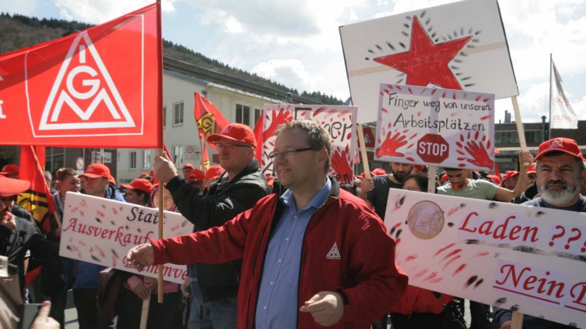 Am 12. April demonstrierte die Dura-Belegschaft für den Erhalt der Werke in Plettenberg und Selbecke. von s: Rüdiger Kahlke