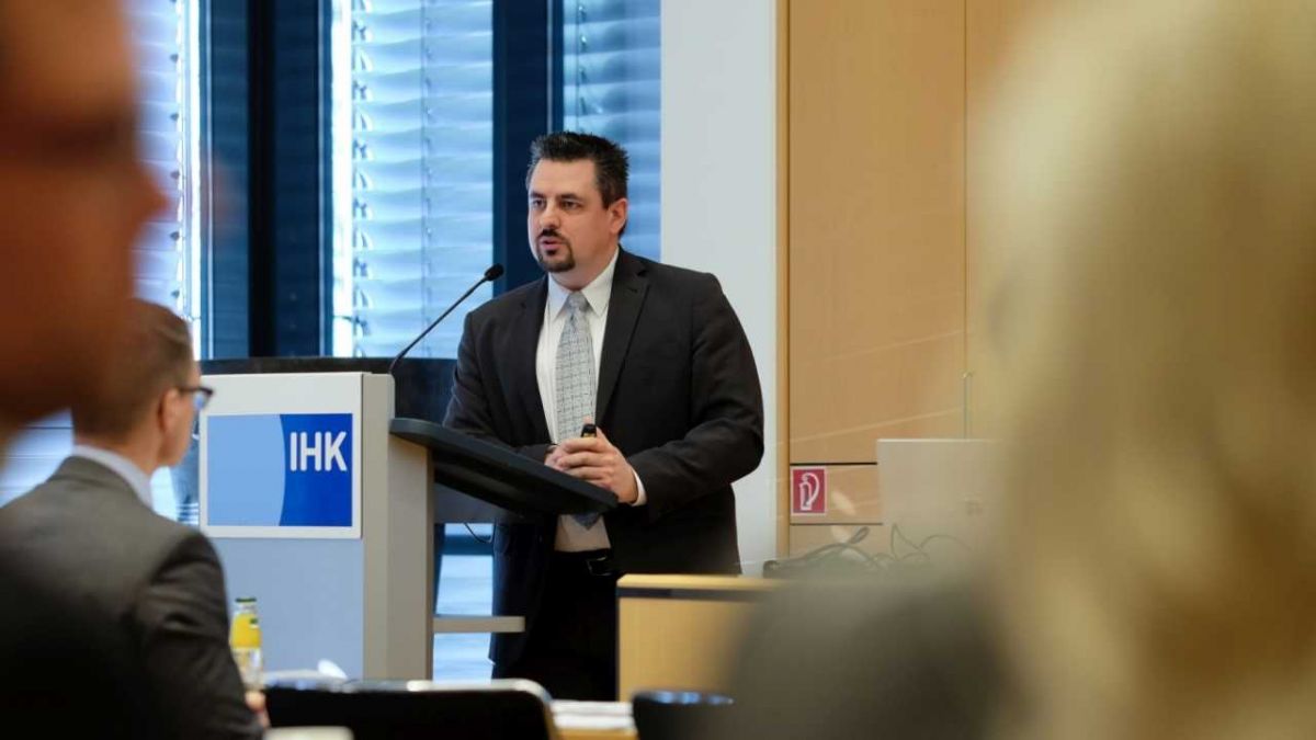 Rechtsanwalt Michael Rohrlich im Rahmen der IHK-Veranstaltung „Recht am eigenen Bild von IHK Siegen