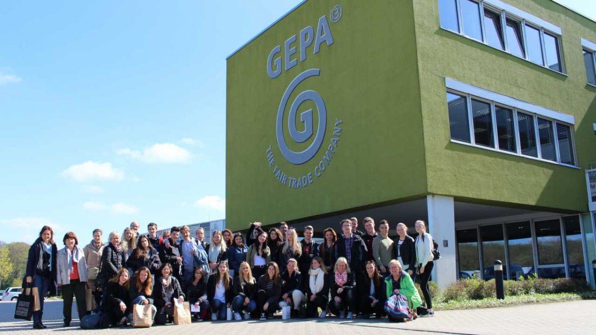 Gepa ist der größte europäische Importeur fair gehandelter Lebensmittel und Handwerksprodukte südlicher Länder. von s: Berufskolleg Olpe