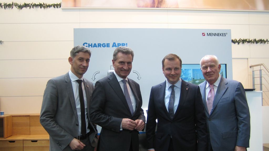Walter Mennekes (rechts) und Christopher Mennekes (2. von rechts) sowie Geschäftsführer Volker Lazzaro (links) erläuterten EU-Kommissar Günther Oettinger ihr neues Vermarktungskonzept.