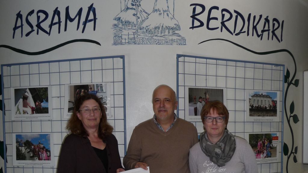 Von links: Marion Terschlüsen bei der Spenden-Übergabe mit Rudolf Schmidt und Renate Klein.