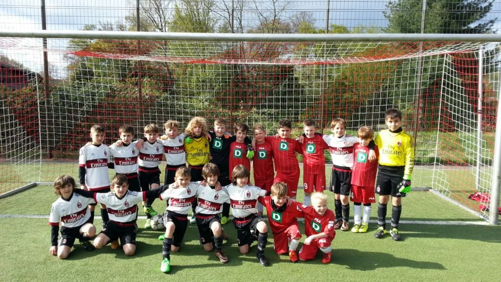Die F-Junioren des SV Attendorn stellten sich mit dem Nachwuchs des AC Mailand für ein Gruppenfoto auf.