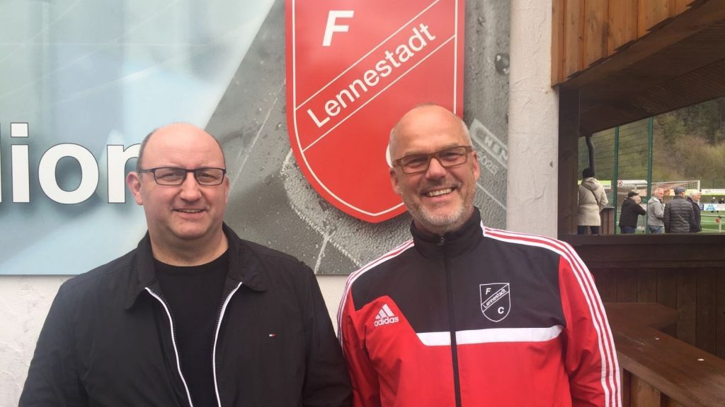 Führen den FC Lennestadt als Trainerduo durch eine erfolgreiche Saison: Andreas Eickelmann (rechts) und Jürgen Winkel.