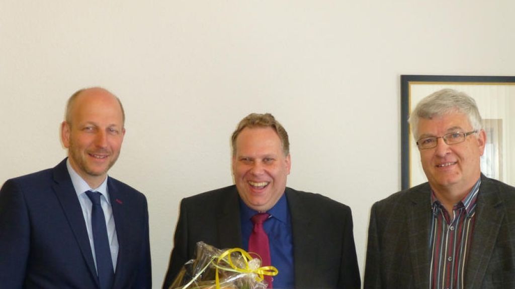 Guteglaunte Gesichter bei der Feierstunde: (von links) Bürgermeister Ulrich Berghof, Jubilar Gerhard Laenger und Musikschulleiter Gerhard Scheidt. von Stadt Drolshagen