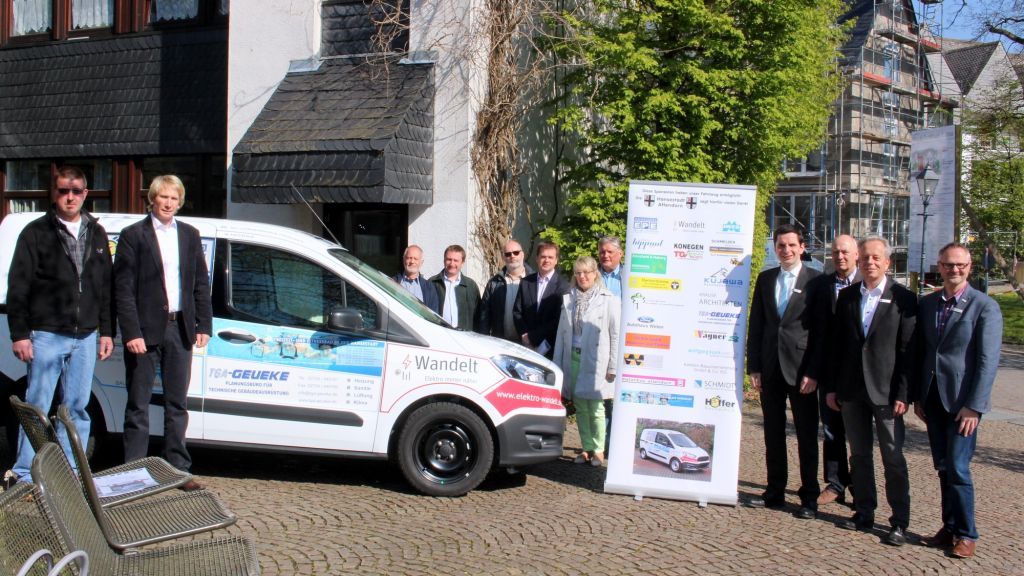 Die Hansestadt Attendorn hat ein neues Dienstfahrzeug in Betrieb gestellt, an dem sich zahlreiche heimische Unternehmen beteiligt haben. von Hansestadt Attendorn