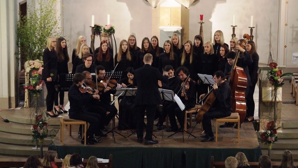 Die Chorgruppe „La Voce“ hat durch ihre Konzerte mit Kathy Kelly (2013) und mit dem Solistenensemble der Jungen Philharmonie Köln (2015) schon jeweils für eine vollbesetzte Fretteraner Kirche gesorgt.