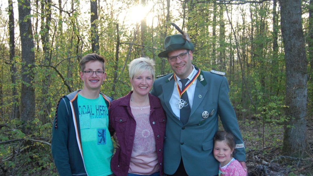 Das neue Königspaar, Dirk und Sandra Exler, mit Sohn Dustin und Tochter Luisa. von s: Daniel Heinz