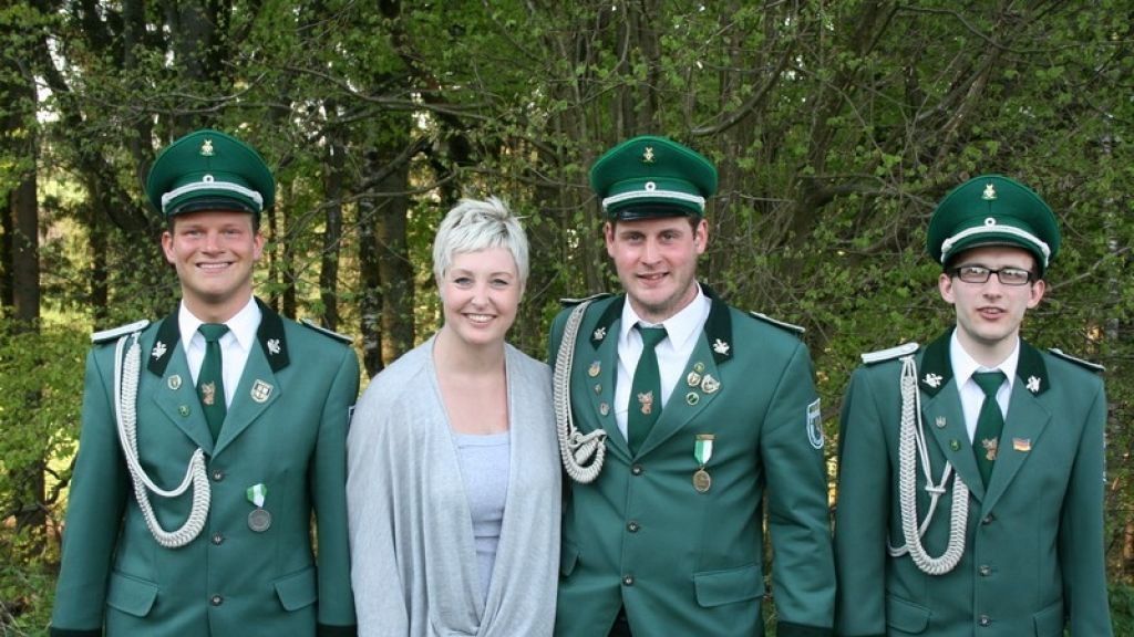 Das neue Königspaar, Julian Feldmann und Isabell Schäfer sowie die Offiziere Timo Bock (l.) und Oliver Weuste (r.) von Jill Arens