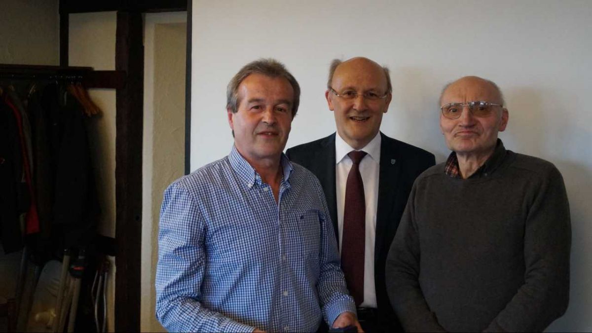 1. Vorsitzender Dietmar Heß mit den beiden Rekordspendern Peter Kleinsorge und Gerhard Kramer. von s: DRK Finnentrop
