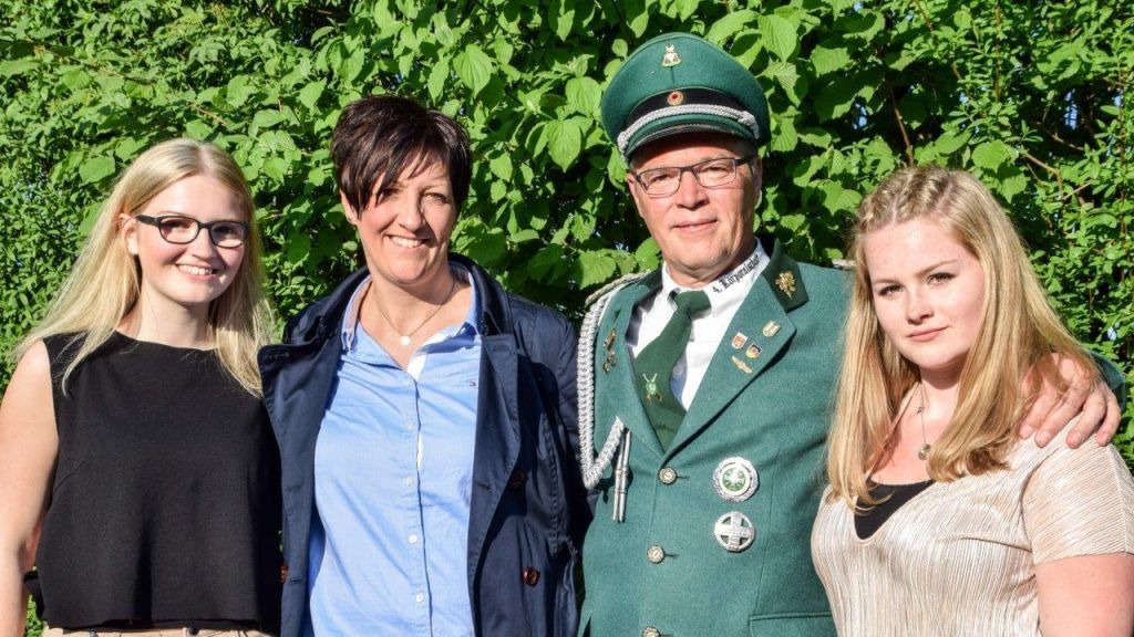 Volker Fischer ist neuer König in Hünsborn. Auf dem Foto ist der 47-Jährige mit seiner Königin Claudia und den beiden Töchtern Hanna und Emilia zu sehen. von s: Nils Dinkel