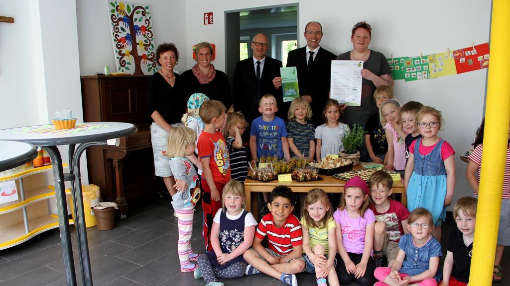 Jochen Groos von der AOK Nord-West überreichte Kindergarten-Leiterin Diana Brüggemann das Zertifikat „Pluspunkt Ernährung".