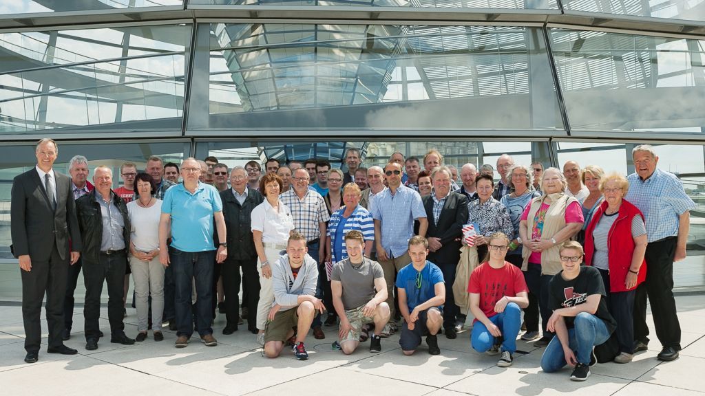 Auf Einladung des heimischen Bundestagsabgeordneten Dr. Matthias Heider (links) besuchten 50 Sauerländer aus dem Kreis Olpe Berlin und den Reichstag.