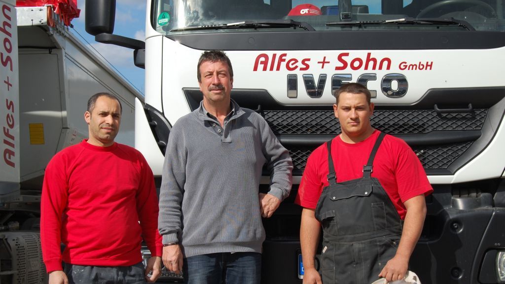 Firmeninhaber Gerhold Alfes (Mitte) mit Roland Kovaci und Mihajlo Lakatos. von Daniel Heinz