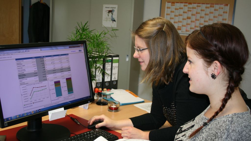 Die Kämmerei-Mitarbeiterinnen Laura Jacob und Jessica Fischer (von links) sind von den Möglichkeiten des interaktiven Haushalts begeistert. von Gemeinde Wenden