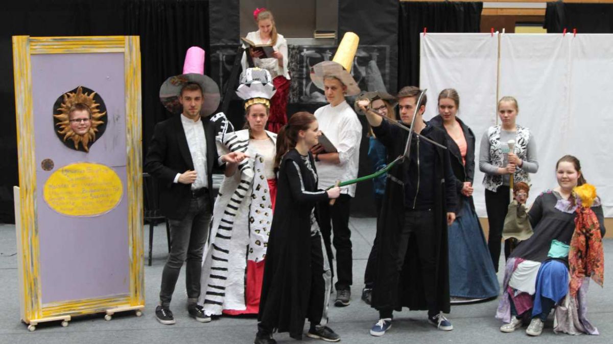 Mit großer Spielfreude probt die Theater-AG "Spielraum.unlimited" das Stück „Mort“ von Terry Pratchett. von Gymnasium Maria Königin