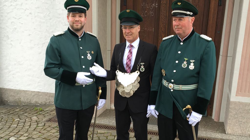 Für Jürgen Weier (Mitte), hier bei der Ordensübergabe mit Major Benedikt Grebe (links) und Ehrenmajor Heinz Schröder, endet die Amtszeit als König am Samstag.