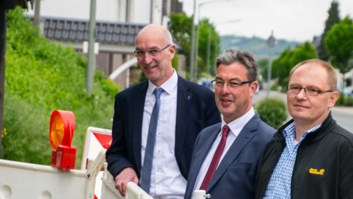 (von links:) Bürgermeister Stefan Hundt, Ralf Engstfeld und Armin Judas trafen sich zum Spatenstich an einem Multifunktionsgehäuse in Elspe. von s: Nils Dinkel