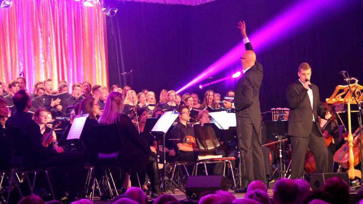 Mit vollem Einsatz auf der Bühne: Solist Dennis Berghaus (r.) und Michael Nathen. von s: Kerstin Sauer