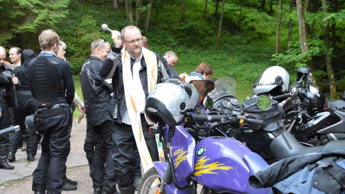 Pastor Andreas Neuser, selbst begeisterter Motorrad-Fahrer, segnete die Motorräder. von s: Barbara Sander-Graetz