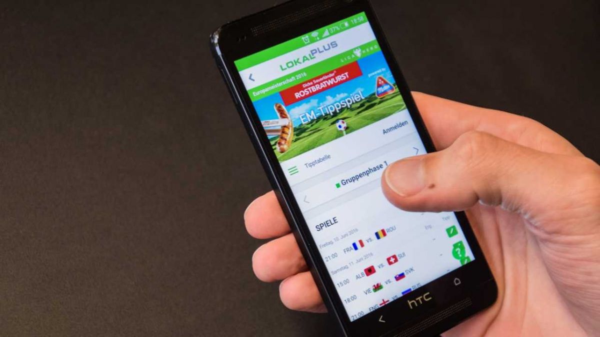 In der Lokal-Plus-App lassen sich die Spiele der Fußball-EM jederzeit bequem mobil tippen. von Sven Prillwitz