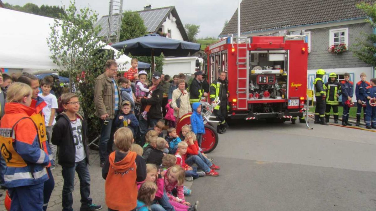 Informationen und Vorführungen rund um die Arbeit der Feuerwehr gibt es in Schönholthausen.