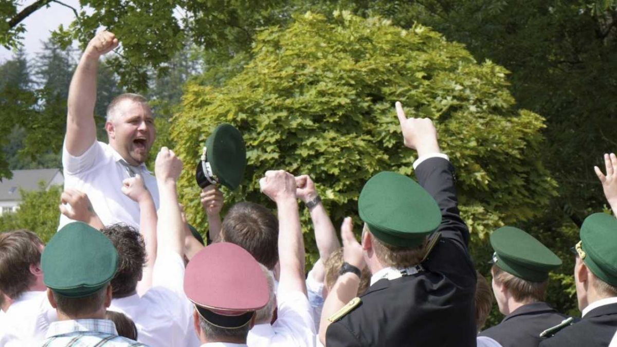 Nach einem langen Schieß-Marathon im vergangenen Jahr durfte Kai Thomsen als neuer König in Halberbracht jubeln. von Archivs: Nils Dinkel