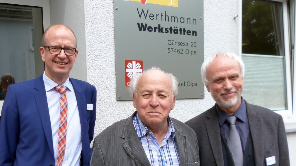 Andreas Mönig (l.), Leiter der Werthmann-Werkstätten, und Theo Selter (r.), Abteilungsleiter der Werkstatt in Olpe, freuten sich, dass der erste Werkstattleiter Josef Mauermann zum Tag der offenen Tür in die Kreisstadt gekommen war. von Werthmann-Werkstätten