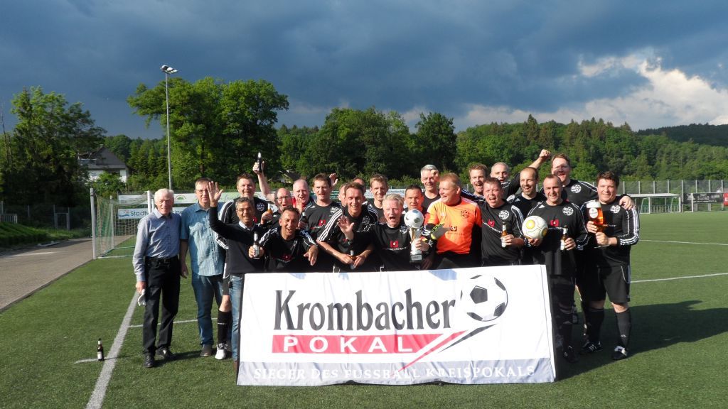 Der alte und neue Kreispokalsieger der Ü40-Fußballer feiert die Titelverteidigung.