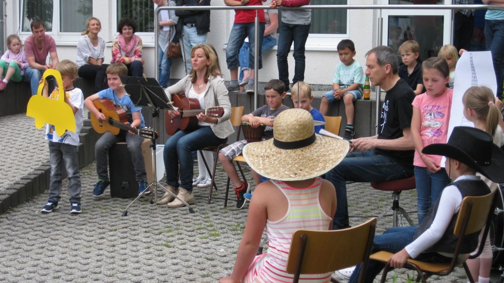 Die Musikschüler traten auch draußen auf. von s: Gemeinde Wenden