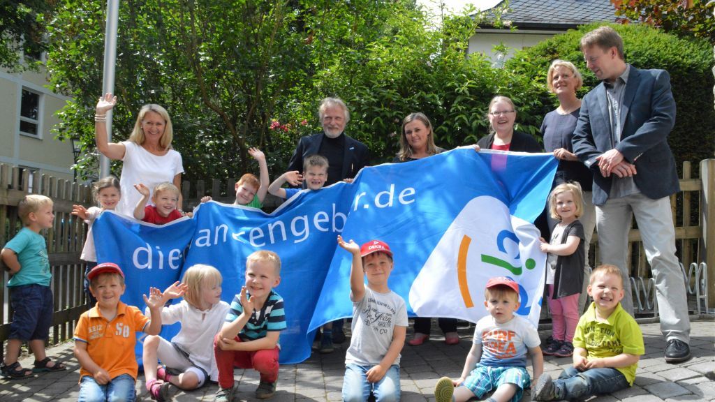 Als äußeres Zeichen hissten alle Beteiligten und die Kindergartenkinder gemeinsam die CJD Fahne am Eingang des Kindergartens. von s: Barbara Sander-Graetz