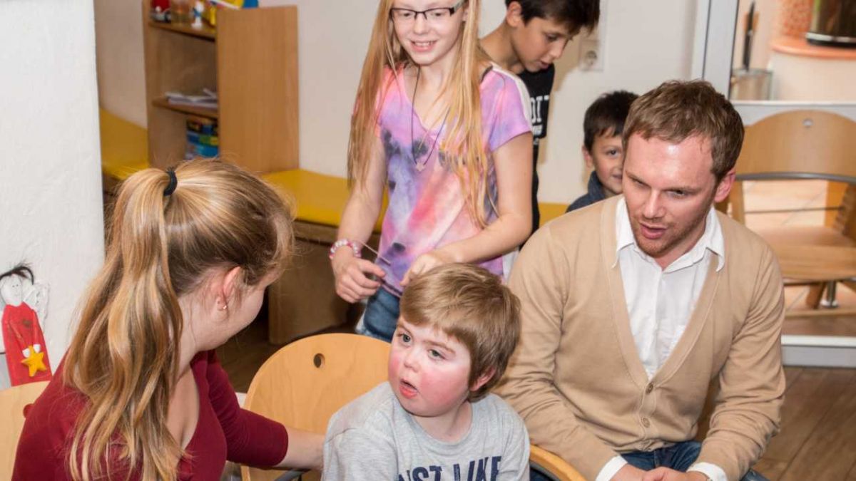 Das Foto zeigt Ralf Schmitz bei einem Besuch im Kinder- und Jugendhospiz im Jahr 2015. von Nils Dinkel