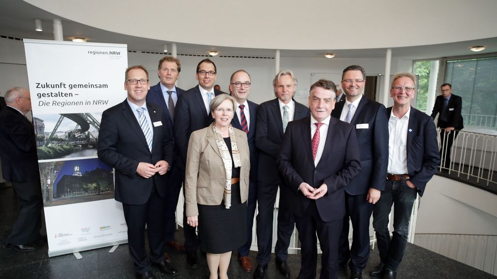 Die Geschäftsführer der acht regionalen Entwicklungsgesellschaften mit NRW-Bauminister Michael Groschek beim „Empfang der Regionen“ in Düsseldorf. von Ingo Lammert