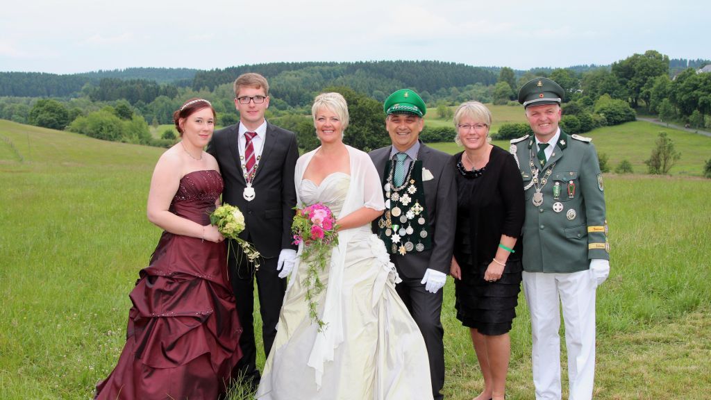 Die amtierenden Majestäten in Ottfingen: (v.l.) Michael Stracke und Jenny Gerigk, Fabio und Susanne Mariano sowie Guido und Annette Stracke.