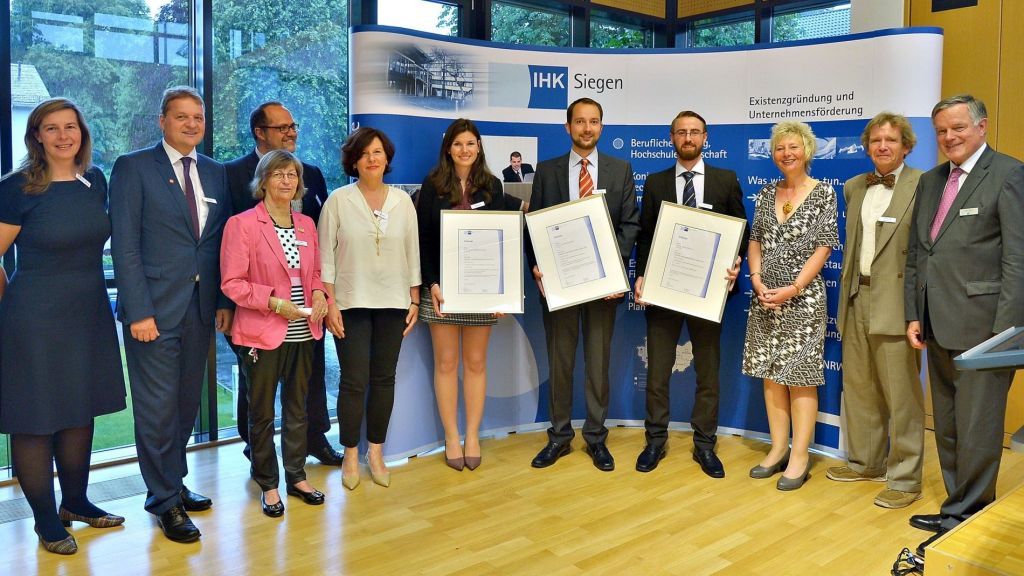 Viola Pfersich (6. von links), Dr. Christian Reuter (7. von links) und Dr. Andreas Schantin (4. von rechts) wurde der 31. Preis der Industrie- und Handelskammer Siegen für ihre herausragenden wissenschaftlichen Arbeiten überreicht. von IHK Siegen