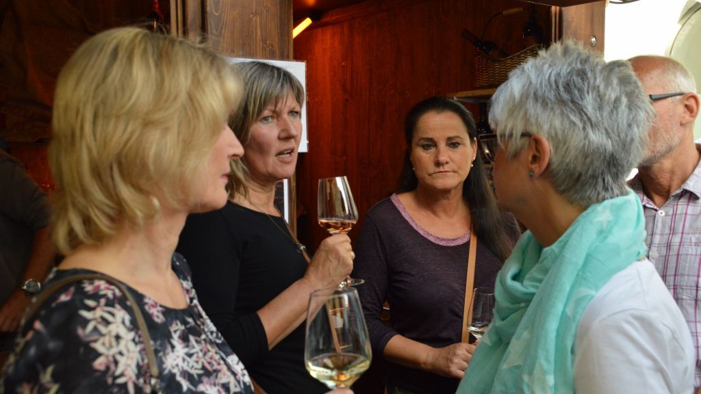 Guter Wein und Geselligkeit gehen beim Weinfest Hand in Hand. von Barbara Sander-Graetz