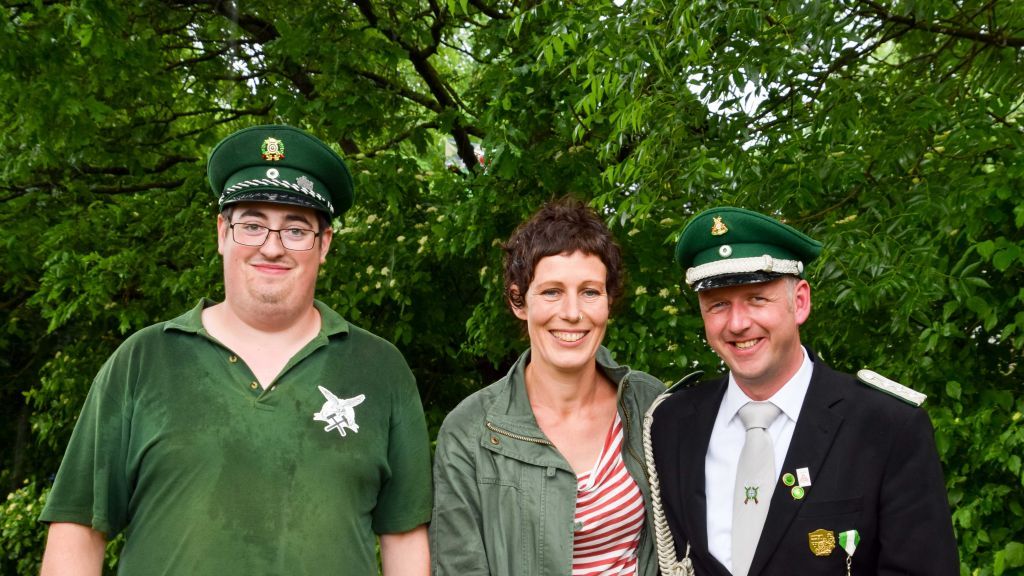 Jungschützenkönig Marcel Klaus sowie das Königspaar Dirk Müller und Melanie Schneider. von s: Nils Dinkel